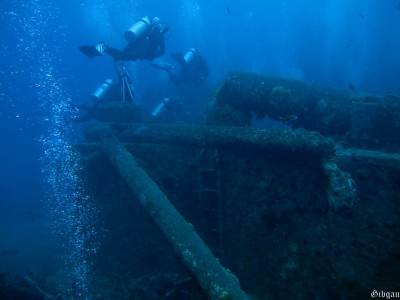    survolons ses entrailles.