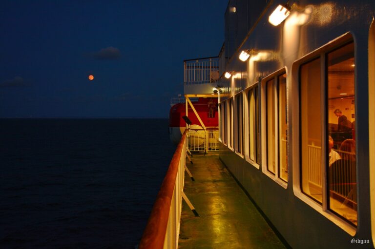 Lire la suite à propos de l’article Pleine Lune , ferry transmanche , une bien belle soirée…je n’ai pas pu attraper la lune mais , il y en a qui ont essayé