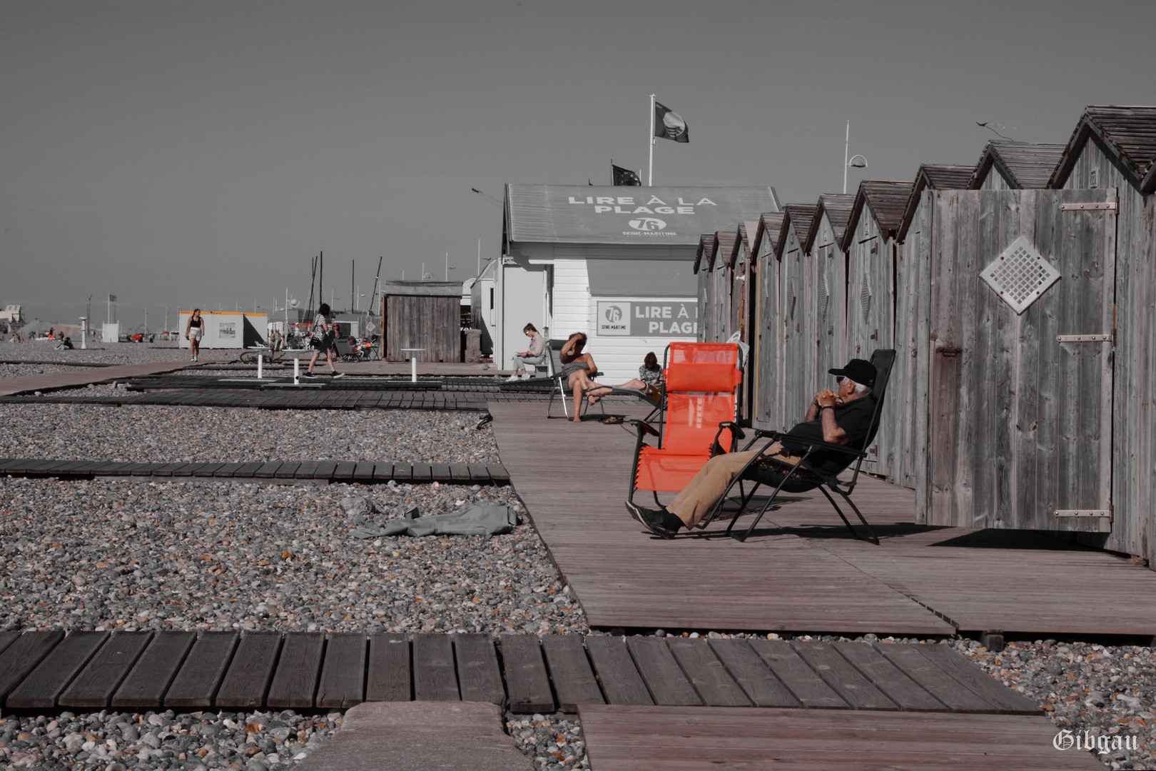 Lire la suite à propos de l’article Sur la plage de Dieppe, un beau mois de juillet– 2022– couleurs et noir et blanc