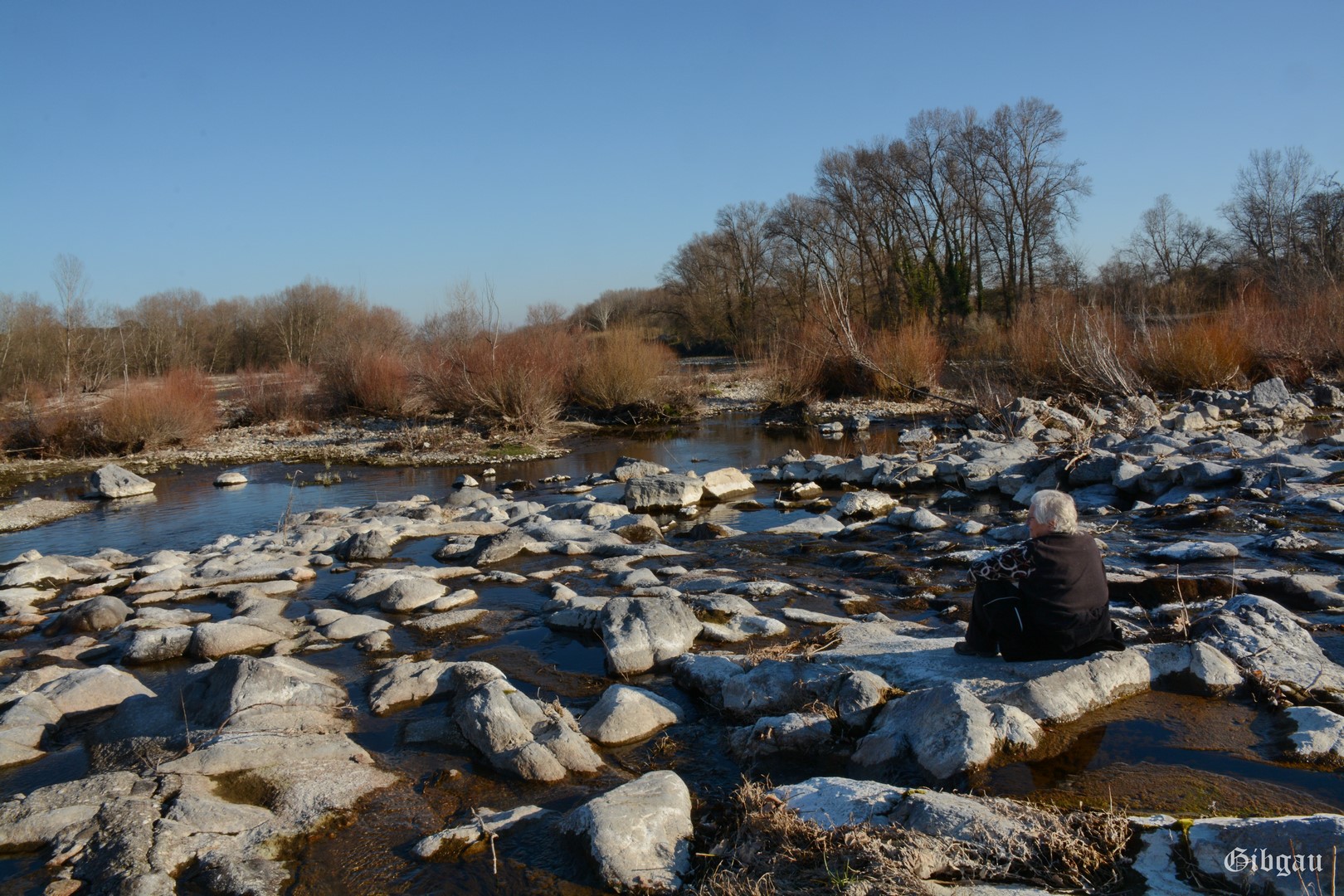Lire la suite à propos de l’article Le Gardon à Atuech (30)–février 2023 : entre bleus, gris et fauves aux couleurs de l&rsquo;hiver.