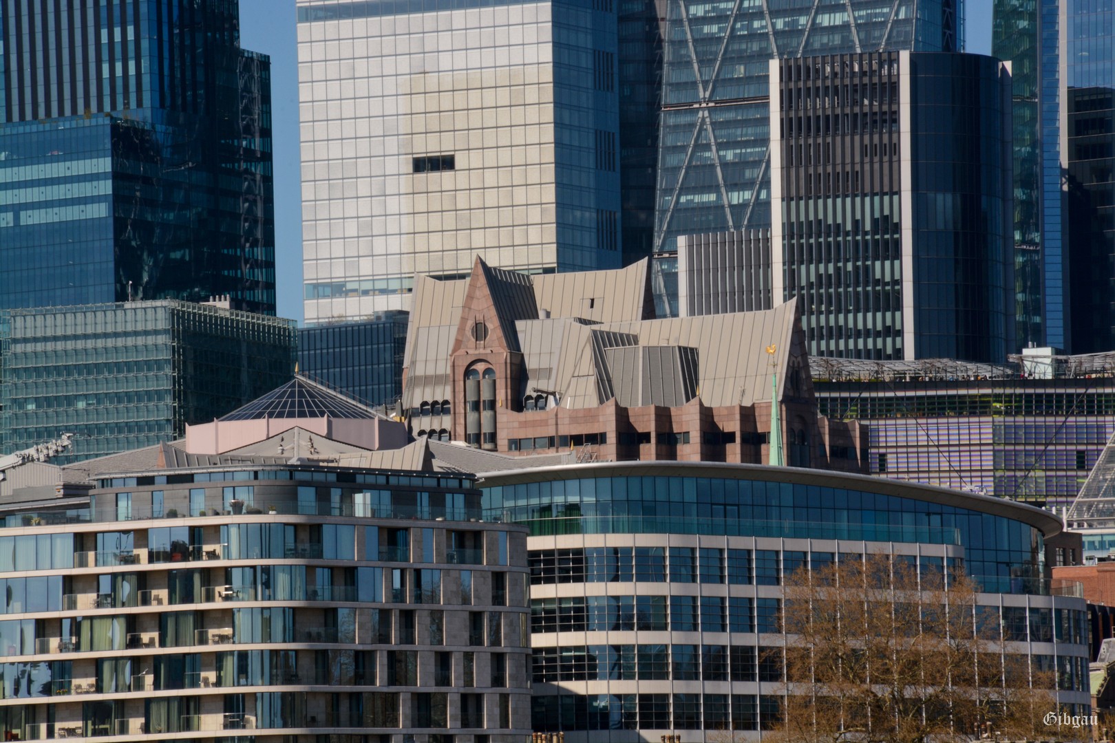 Lire la suite à propos de l’article The Embankment, de Tower Bridge à Westminster Bridge–London: promenade le long des berges -April 2025: Contrastes