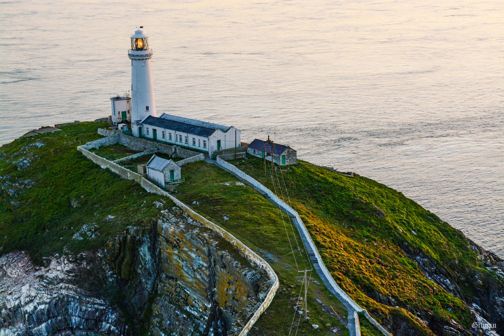 Lire la suite à propos de l’article Holyhead light house-  Wales–UK–July 2025: waiting for sunset